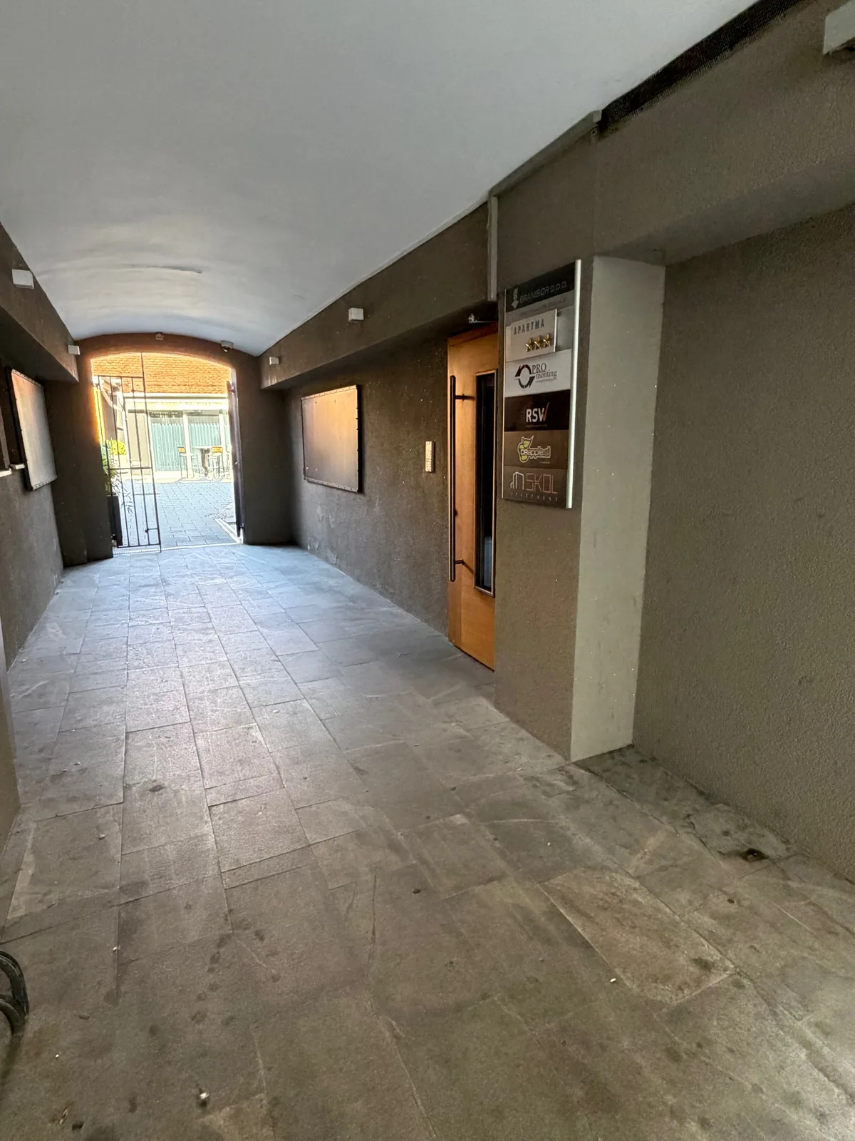 Kovana vrata in hodnik ob Pekarni Geršak proti vrtu lokala Branibor